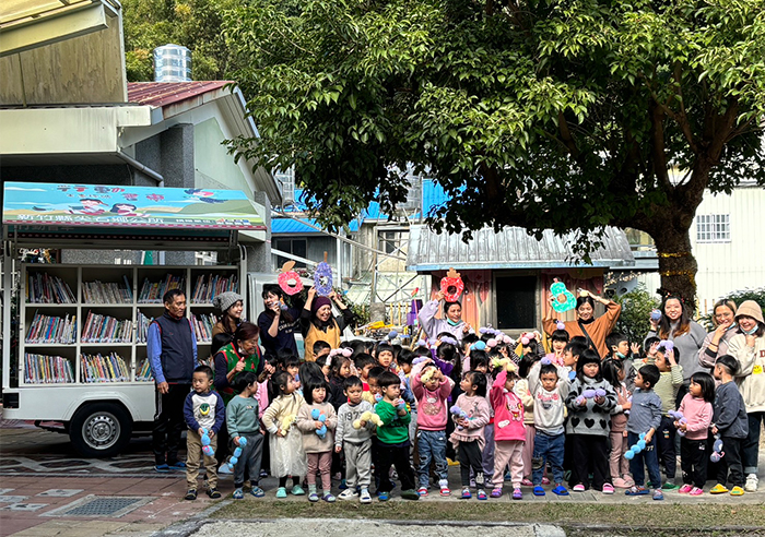 尖石鄉圖結合行動書車，舉辦嬰幼兒串聯活動「動物兒歌聖誕派對」。