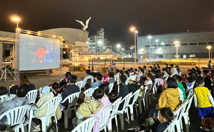 澎湖縣圖舉辦「星空電影院」萬聖節特別場，眾多家庭在圖書館戶外廣場共度美好夜晚。