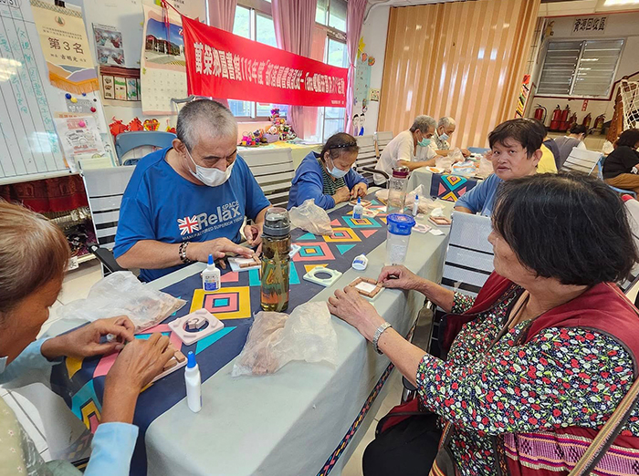 萬榮鄉圖在見晴文健站舉行「Tama電腦研習及DIY活動」，讓長者探索科技及體驗DIY手作砌磚。