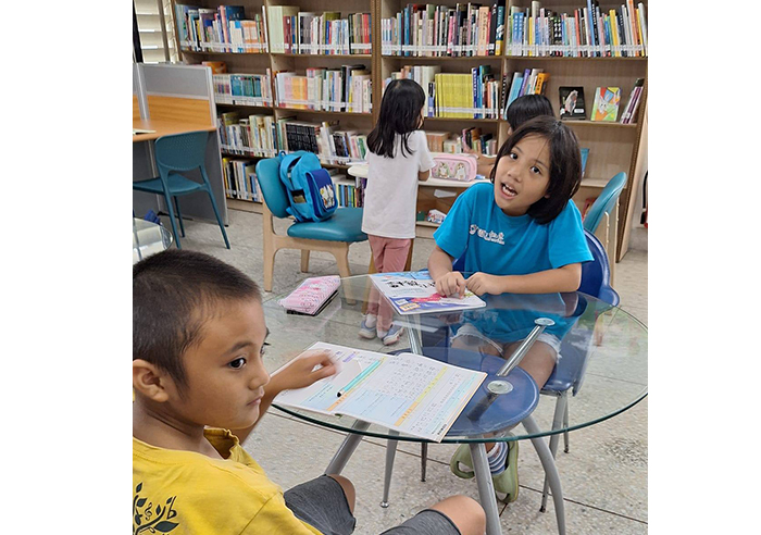 延平鄉圖不僅提供借閱服務，也發揮輔導與照顧功能，提供孩子們課後寫作業的環境。