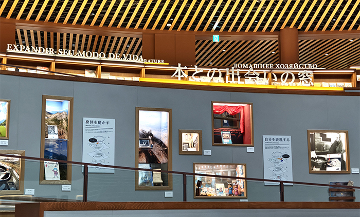 「與書邂逅的窗口」讓每一本書都像精品一般被展示於其中，讓讀者不自覺對書本充滿想像。