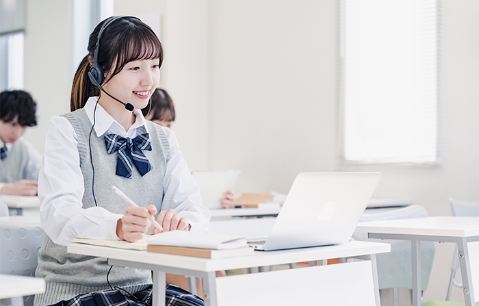 賴和隆在教學過程有系統地引導學生操作AI工具，例如ChatGPT、Perplexity與Claude等平台，培養學生資訊判讀與提問能力。