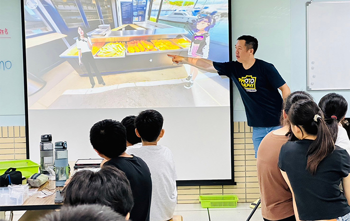 李易倫將VR課程融入影像教育。