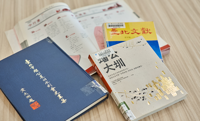 廣慈分館以「城市發展」作為核心主題，典藏瑠公圳流域與在地圖資等資料。