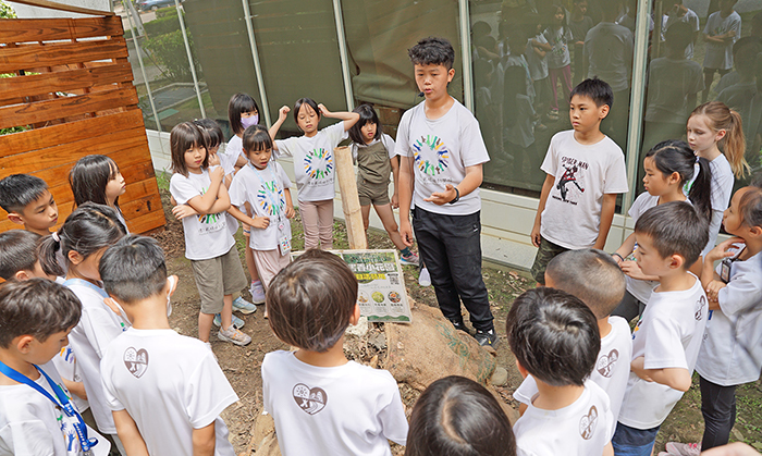 「書香小花園」邀請園藝、農藝老師帶領青少年認識土壤，親手製作木製菜箱與熱堆肥，從做中學，親身體驗「永續」意涵。
