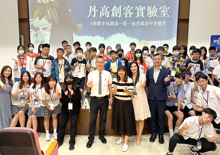 「丹高創客實驗室」邀請多元領域講者分享，激發學生閱讀力與創作力。