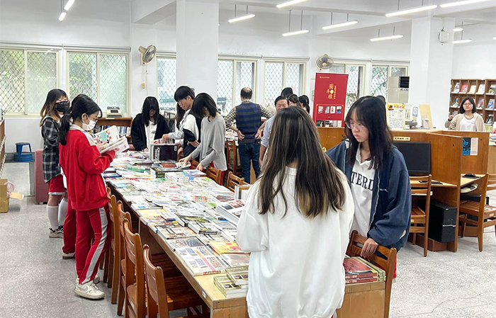 花蓮女中圖書館舉辦藝術類書展。
