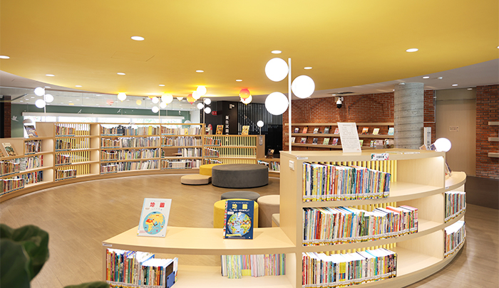 兒童閱讀區以圓形書架與低矮陳列，讓孩子輕鬆取書閱讀。