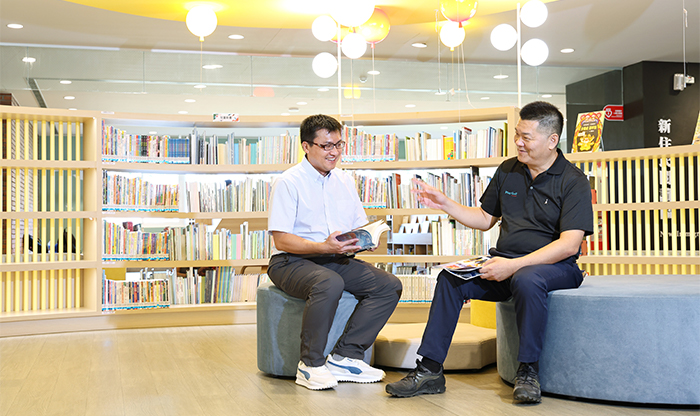 許忠富（右）與呂華洋（左）期盼麥寮智慧圖書館可以融入地方，讓孩子們愛上閱讀。