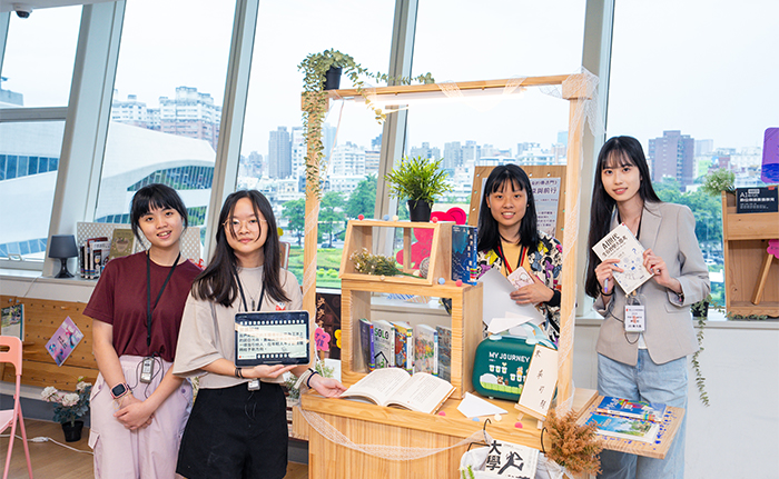 同學在課程最後分組進行主題策展,在國資圖海量的館藏中選書,設計陳列方式與周邊布置。