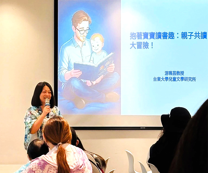 游珮芸在桃園市立圖書館總館「早期閱讀的親子共讀講座」擔任講師。