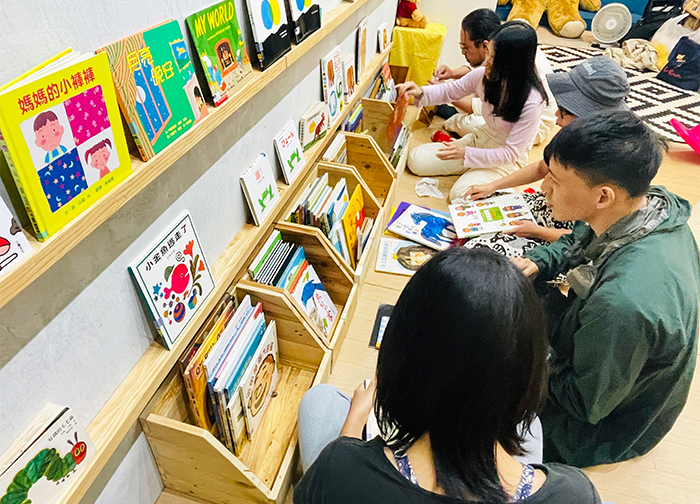 秘蜜基地繪本屋由志工們共同協力打造。