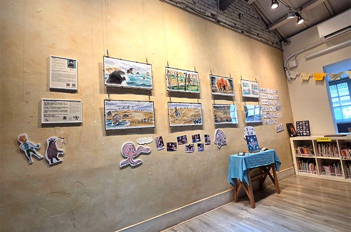 2樓左側為原畫展示區，右側則是小房子書舖的圖書室，提供各類繪本與兒少文學書籍借閱，也收藏文史哲、科學及外文書。