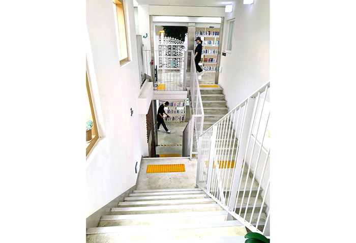 圖書館村以大外牆與屋頂包覆整個舊建築群,再以樓梯連接各棟建物。