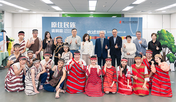 開幕活動與會貴賓與臺中市立和平國中原舞社同學合影。