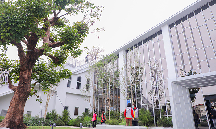 許良宇圖書館建築外觀與周邊山景自然融合，將戶外的綠意景觀一路延續至室內。館內以純淨的白色為主色調，搭配溫暖色塊點綴，透過大面積玻璃窗引入自然光線，營造出開闊、明亮的閱讀氛圍。