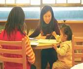 暖調的圖書館,吸引人的駐足