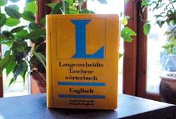 全世界廣為使用的Langenscheidt字典。(翁鳳英提供)