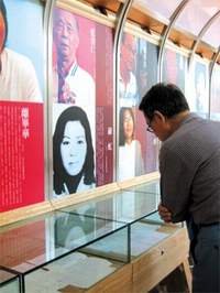 「高雄作家專區」不僅介紹作家們的簡歷，還詳盡地收集了相關手稿及著作。