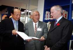 國中圖薛茂松館長任內積極推動公共圖書館的空間營運改造，也重視國際交流活動。(本刊資料室)