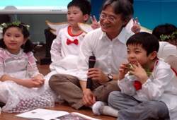高雄市文化局「寢前閱讀週」活動請局長王志誠(中)為孩子說故事