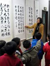 用書擁抱幸福的「發現桃花源─認識圖書館」活動。(李欣如攝)