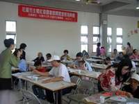 社區圖書閱覽室彩繪紙扇，以營造輕鬆、易親近的閱讀環境。
