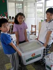 學生加入愛的書庫志工行列,親身體驗推廣閱讀的歡喜。