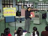 故事媽媽戴上兔子耳朵,仿如人物從書中跳了出來。(汐止市動態閱讀協會提供)