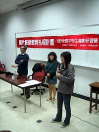 知名影評人李達義(左一)請竹南高中場次同學發表觀影心得。