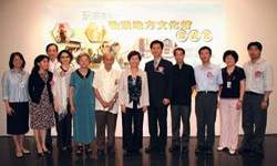 文建會主委翁金珠與地方文化館系列報導的館長合影。(文建會提供)