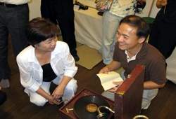 翁主委(左) 訪視地方文化館表示：「歷史資產若能充分活化，亦能塑造獨特的社區空間。」。