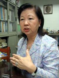 台大圖書資訊學系盧秀菊教授。