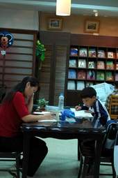 圖書館的環境宜人，親子同享書香樂。