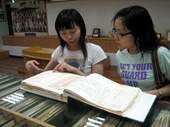 鍾肇政30 多年來的書簡資料集，形成館內「台灣文學的萬里長城」。。