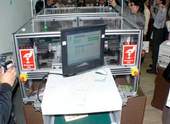 國中圖新購國內圖書館第一部自動圖書分檢機，民眾還的書由輸送帶從前方入口處送進分檢機，可以節省不少人力。