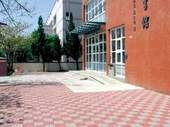 改迼後的大門側視情形/ 去除原本的凹入設計，讓門庭個變寛敞開闊。
