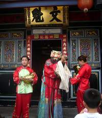 傳藝中心黃舉人宅前財神發金元寶。