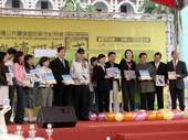 與會人員於舞台上齊聲推廣「樂讀理想國─台彎公共圖書館特展」活動，宣佈活動開始。