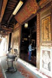 龍山寺是觀光客必造訪之地。