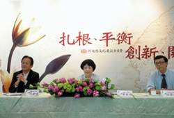 文建會主委黃碧端雖然上任甫滿一個月，卻已充分展現使文學更貼近生活的企圖。