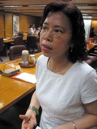 送情緒療癒繪本至四川發起人台大圖資系副教授陳書梅。