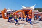 土牛客家文化館啟用，居民舞龍歡喜入厝。(石岡鄉圖書館提供)