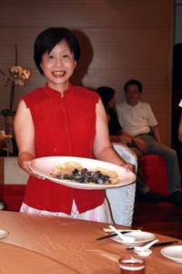 李昂強調用全身五官記下美食的滋味。