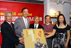 天下文化將募來的《我所看見的未來》送進台灣368 鄉鎮市區的公務員和公共圖書館。