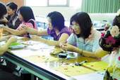 吉安鄉立圖書館的串珠同樂活動。