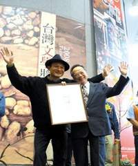 陳慕義拿下台灣文學奬金典奬，由館長鄭邦鎮頒奬。