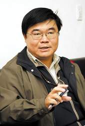 採編課課長兼資訊小組執行秘書賴忠勤。