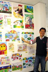 年輕靦腆的館長鄭宏毅，看見孩子們的塗鴉作品笑開懷。