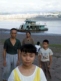 余水一家人的困境呈現三峽大壩建設的後遺症。